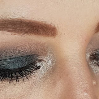 Petrol und Grau, so eine schöne Kombi. Und der Lidschatten hält den ganzen Tag!