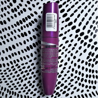Instant Volume Boost Mascara smudge-proof & intense black - essence