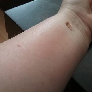 Rechts ein wenig von der Foundation, links etwas davon mit den Fingern eingearbeitet