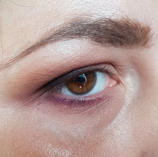 Verblenden geht sehr gut. Sogar am unteren Wimpernkranz