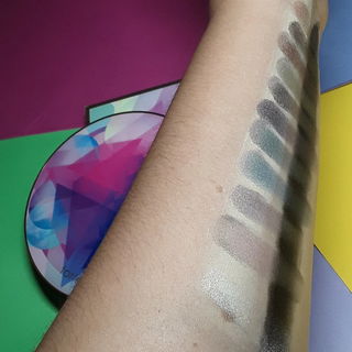 Je nach Lichteinfall wechseln die Farben, ein Video wäre schön gewesen.