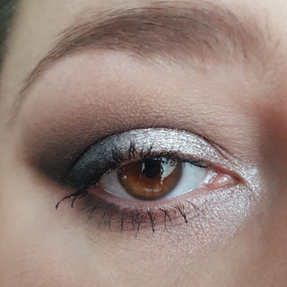 Tolle Pigmentierung, sauber zum blenden, kaum Fallout. Liner ist auch nur Lidschatten aus der Palette