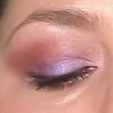 Duo Guilty mit dem lilac Kajal-Liner als Lidschatten auf den mittleren Lid