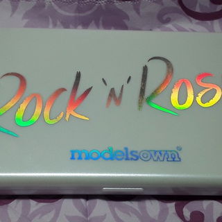 Case mit Holoschrift.