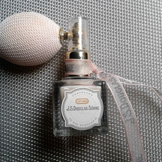 Powder Spray - Douglas Collection