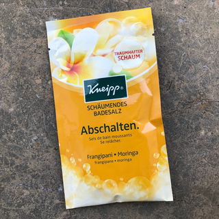 Schäumendes Badesalz - Abschalten. - Frangipani • Moringa - Kneipp