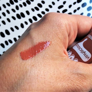 Colour Boost - Vinylicious - Liquid Lipstick - essence