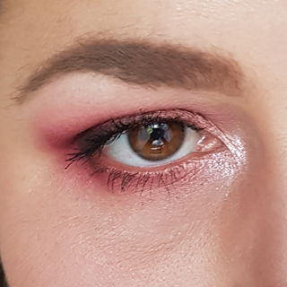 Augen auf mit pinkem Lidschatten