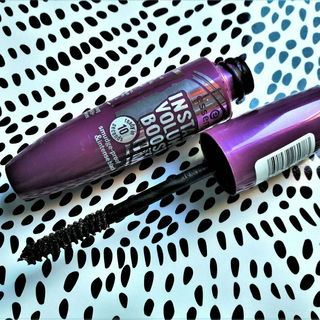 Instant Volume Boost Mascara smudge-proof & intense black - essence