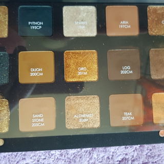 Auf der Folie sind die Namen der Farben und sie schütz den kleinen Spiegel vor Lidschatten