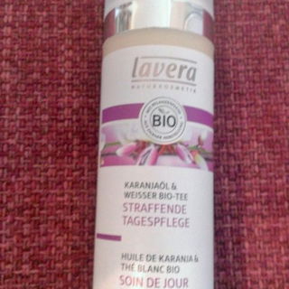 Karanjaöl & Weißer Bio-Tee - Straffende Tagespflege von Lavera
