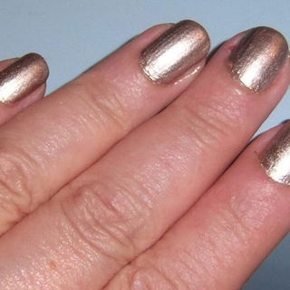 #03 Bronze (wobei es auf den Nägeln eher ein wunderschöner Rosé-Ton ist)