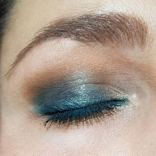 Look in Petrol mit geschlossenen Augen. Ich hätte mir mehr Farbe von Python und Aurora gewünscht.