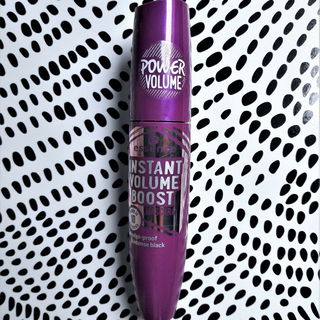 Instant Volume Boost Mascara smudge-proof & intense black - essence
